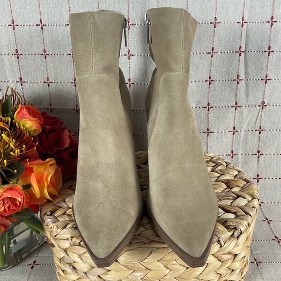Steve Madden “Calabria” Tan Suede Ankle Boots Almond Toe Size 9.5 Beige Bootie - Picture 2 of 9